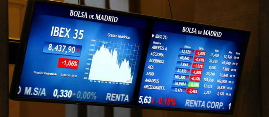 Monitores que muestran en la bolsa de Madrid las variaciones del IBEX 35. EFE