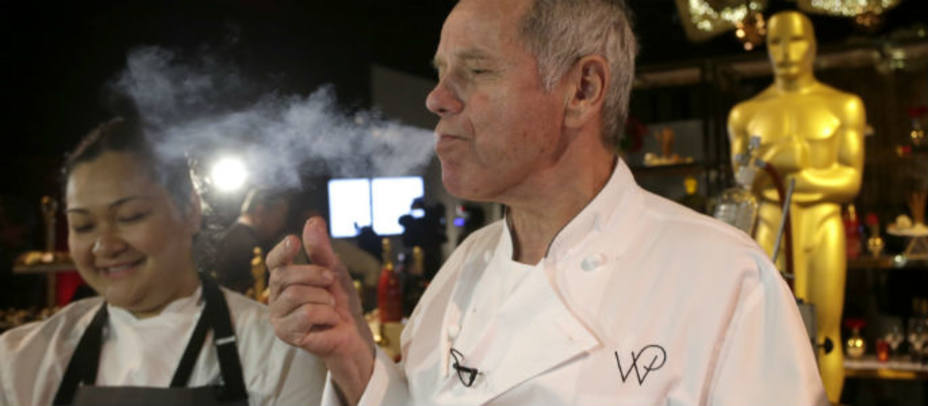 El chef Wolfgang Puck exhala aire de hielo al comer uno de sus platos durante el pase de prensa del 89 Oscars Governors Ball. EFE