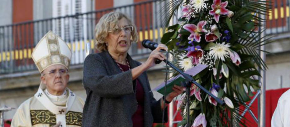 La alcaldesa de Madrid renovando ante la Virgen de la Almudena, el voto de la Villa. EFE