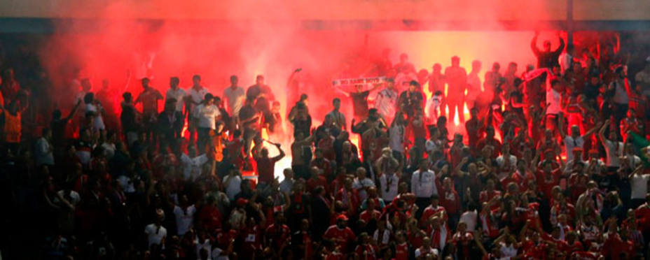 Aficionados del Benfica con las bengalas en el Claderón (foto: EFE)