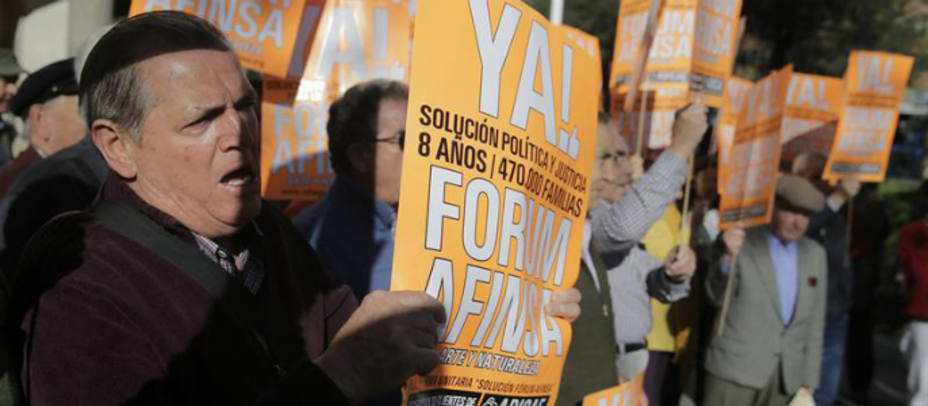 Personas afectadas por la estafa de Fórum a las puertas del Juzgado de Madrid. EFE