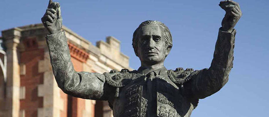 La estatua de Julio Robles en La Glorieta de Salamanca acogerá este acto en recuerdo del torero. ARCHIVO