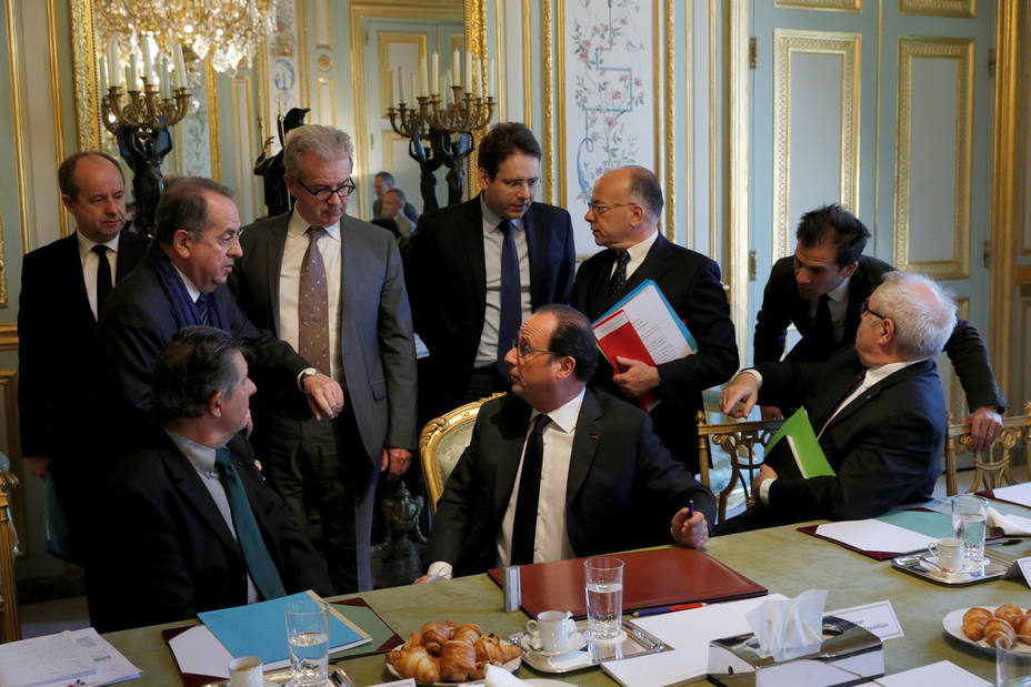 François Hollande durante la reunión de crisis tras el atentado terrorista en los Campos Elíseos de París. REUTERS