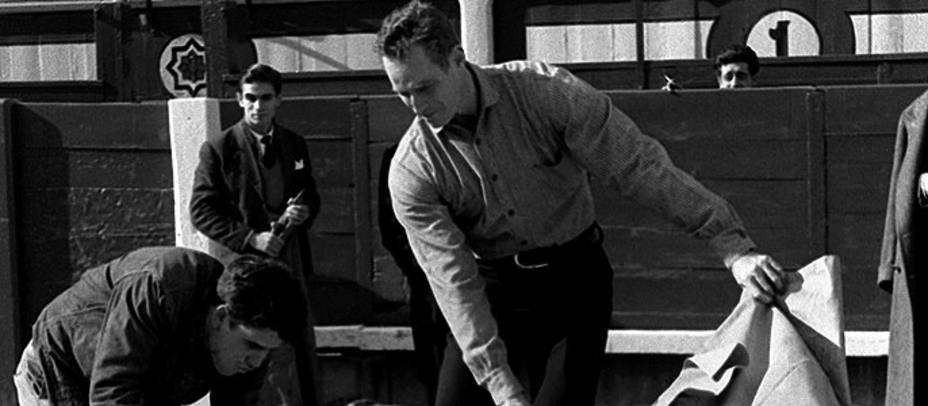 Charlton Heston aprende a torear en Las Ventas a las órdenes de Domingo Ortega. EFE