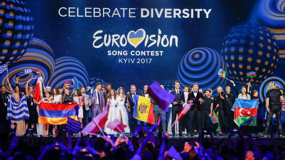 Los cantantes y sus equipos celebran su paso a la final hoy, martes 9 de mayo de 2017, durante la primera semifinal de la edición 62 del Festival de la Canción de Eurovisión, en el International Exhibition Centre, en Kiev (Ucrania).