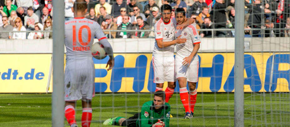 Robben, Can y Pizarro celebran uno de los seis goles del Bayern en Hannover (REUTERS)