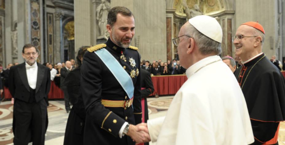 El Príncipe saluda al Papa en presencia del cardenal Bertone y Mariano Rajoy. REUTERS