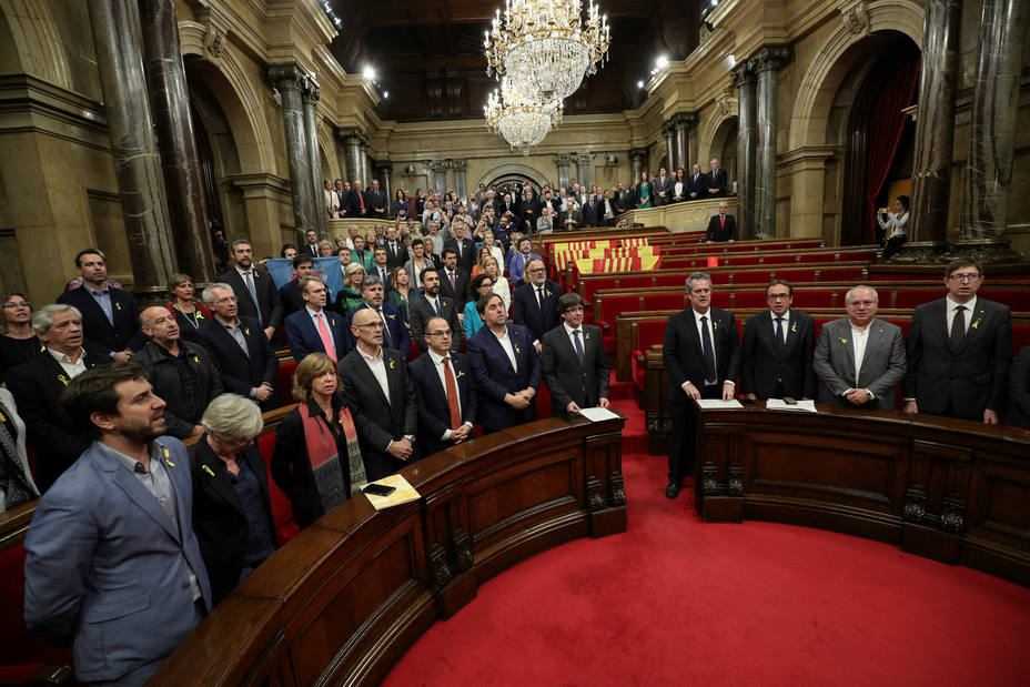 El bloque independentista del Parlamento catalán canta Els Segadors en la cámara autonómica. REUTERS