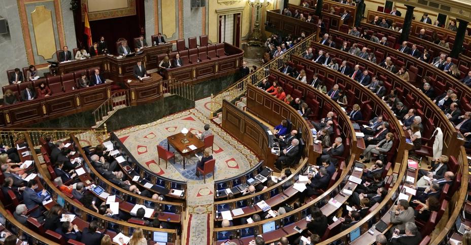 A la espera de la Diputación Permanente, el Gobierno ya ha adelantado que Mariano Rajoy hablará próximamente con los grupos parlamentarios para intentar fijar una fecha