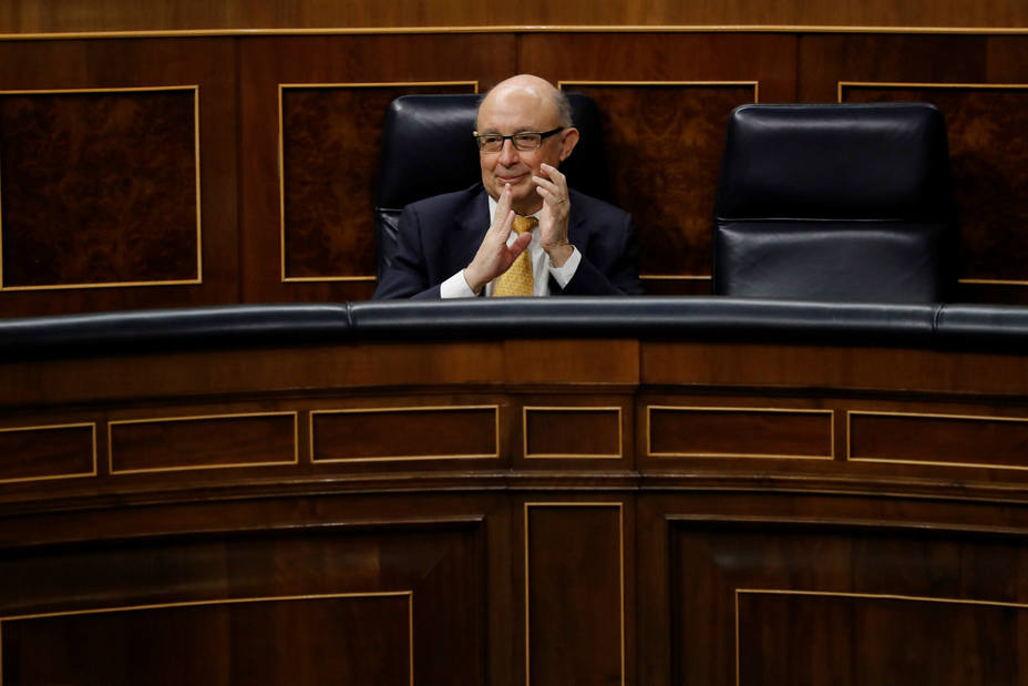 Cristóbal Montoro en su escaño del Congreso de los Diputados. EFE