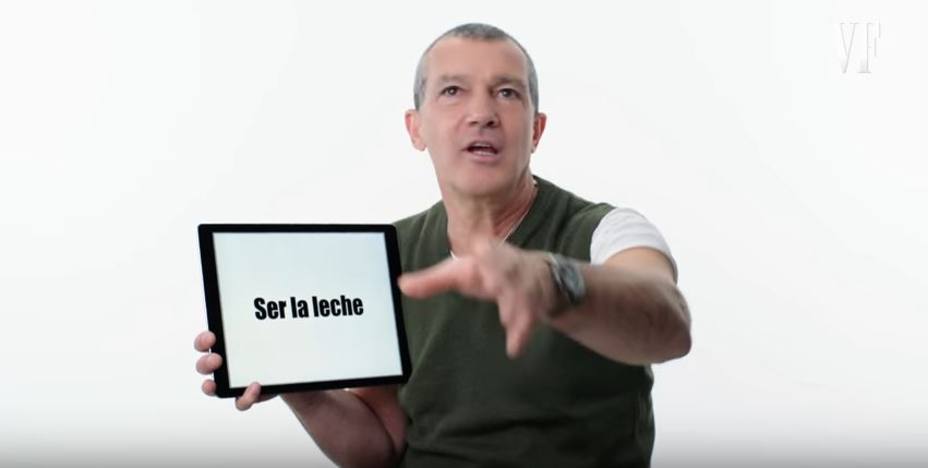 Antonio Banderas durante el vídeo en el que explica expresiones españolas a los americanos.
