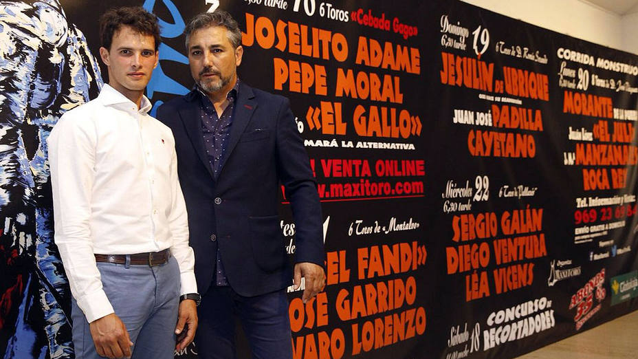 El novillero Aitor Darío El Gallo y el empresario Maximino Pérez durante la presentación de la Feria de Cuenca