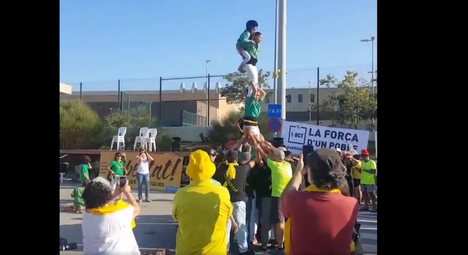 Organizan un espectáculo infantil a las puertas de la cárcel de Figueras para pedir la libertad de las polític