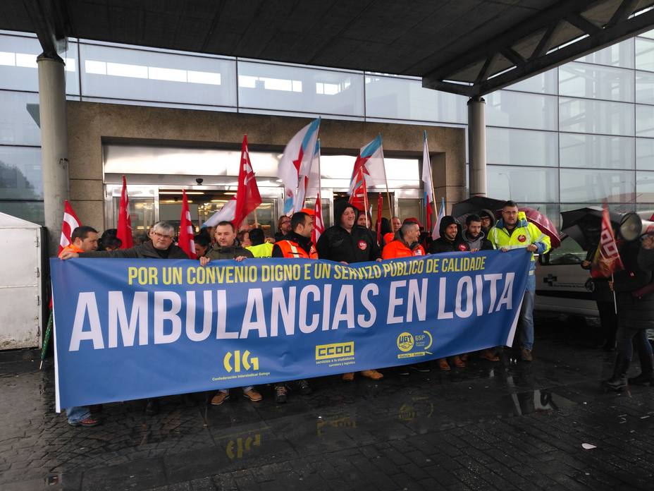 Concentración de los trabajadores de ambulancias el pasado 31 de enero a las puertas del Arquitecto Marcide