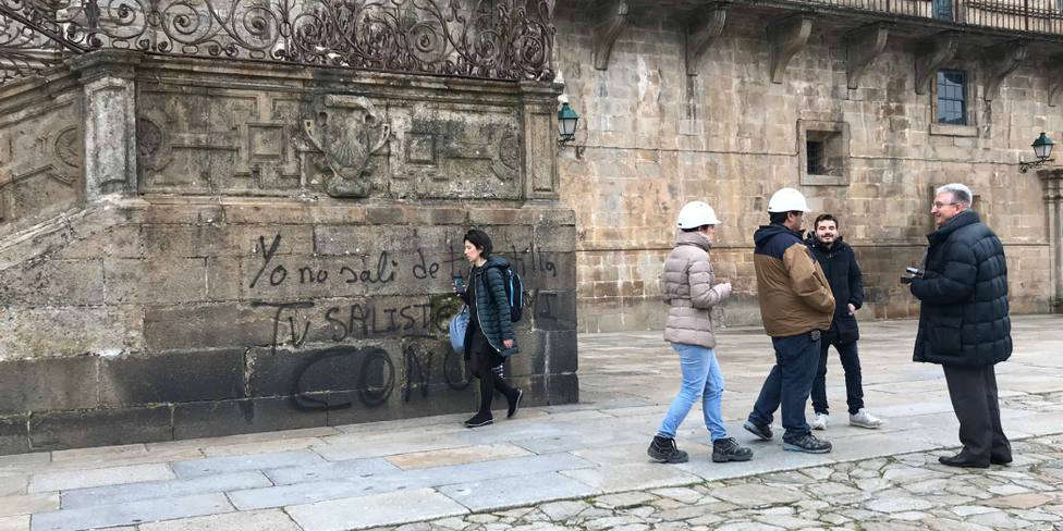 Pintan con spray en la fachada de la Catedral de Santiago