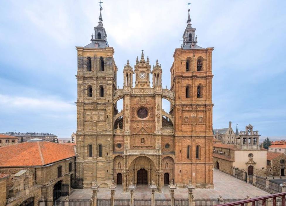 La Catedral de Astorga acoge el funeral del obispo Monseñor Juan Antonio Menéndez