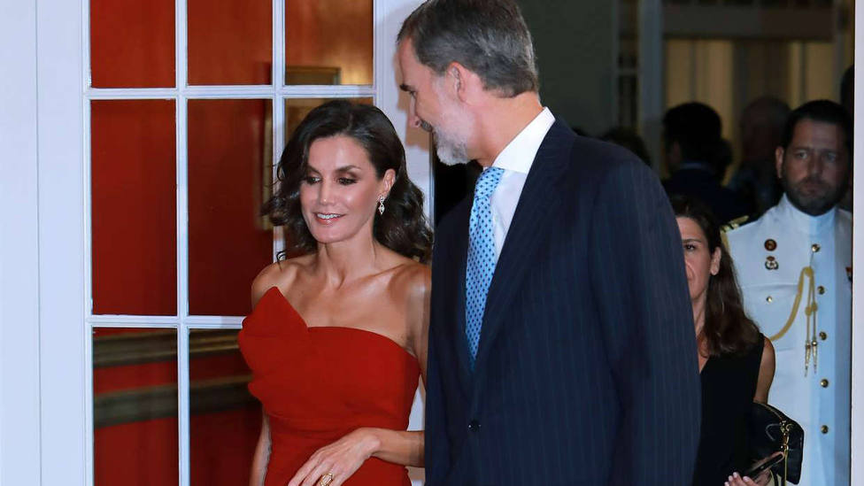 La Reina Letizia recupera el vestido rojo con el que triunfó en Buenos Aires