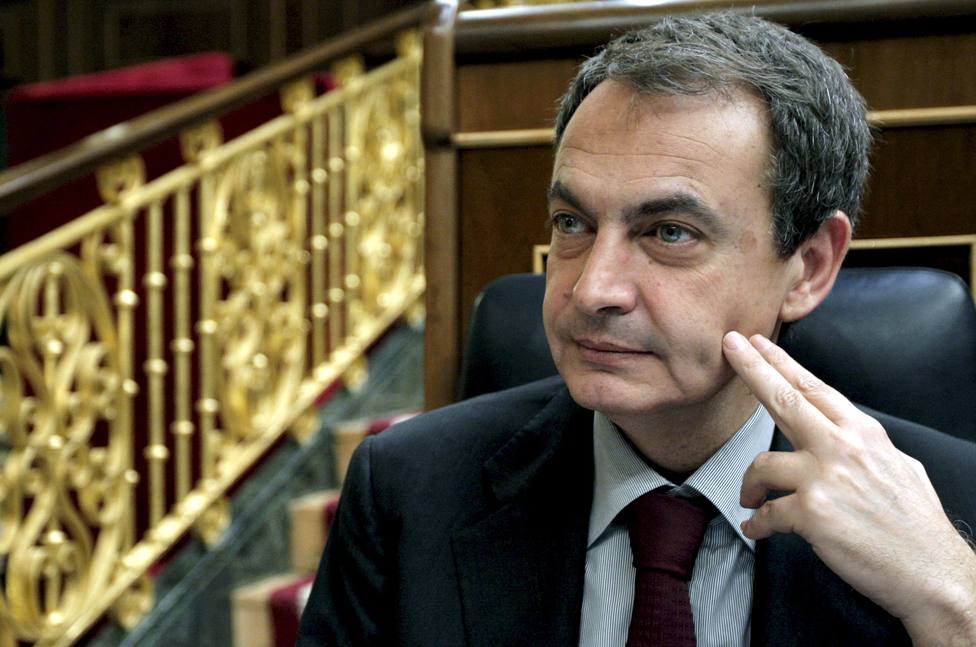 Diez años del plan Zapatero, el mayor tijeretazo en España para evitar el rescate