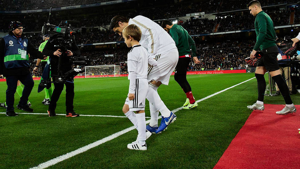Jugadores del Real Madrid saltan al césped del Santiago Bernabéu. CORDONPRESS