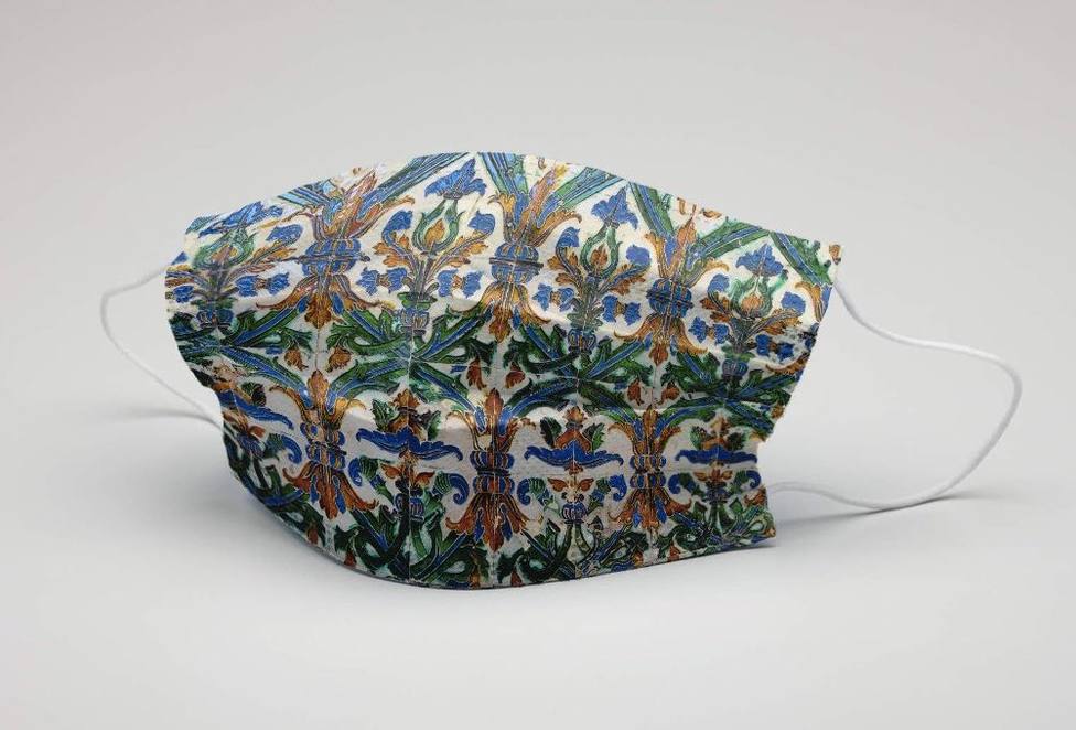 Viraliza el diseño de unas mascarillas inspiradas en los azulejos del Alcázar de Sevilla
