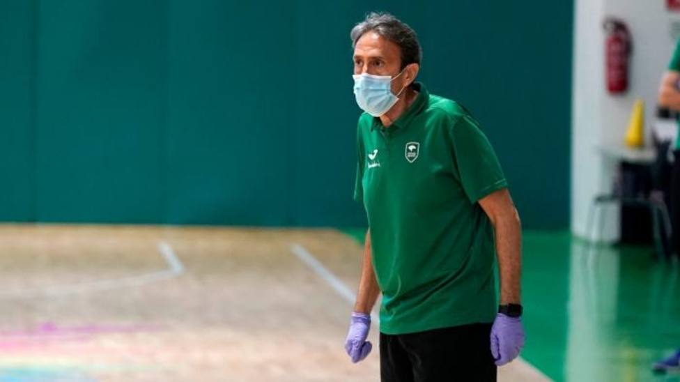 Imagen del entrenador de Unicaja con máscara y guantes.