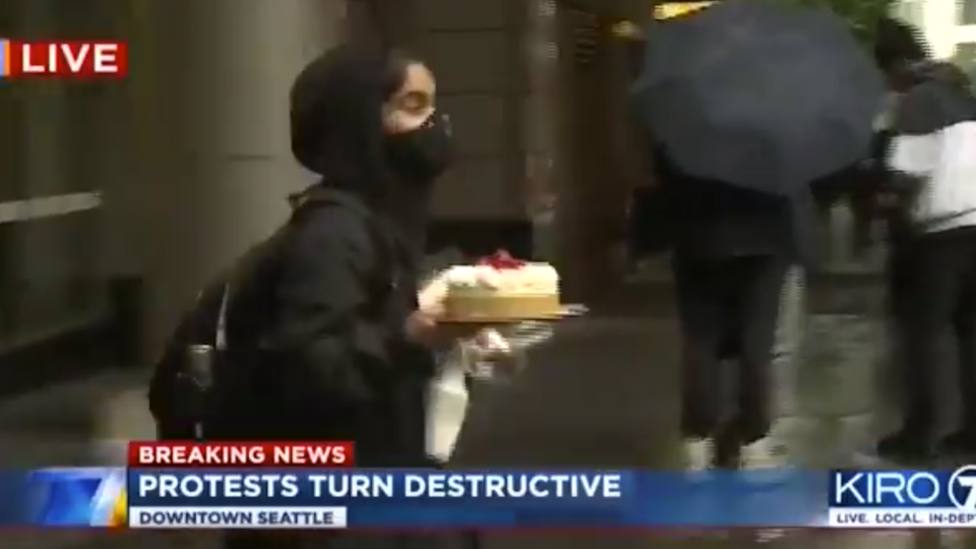 Asaltan una pastelería en EEUU y lo que hace esta manifestante deja a todos pasmados