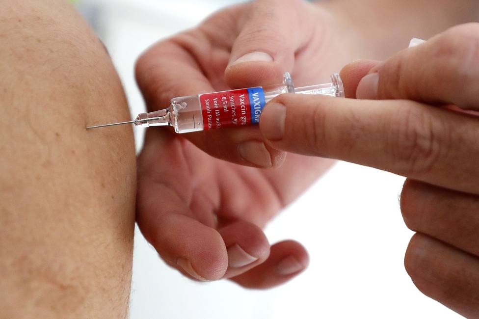 Sanidad compra 5 millones extra de vacunas de la gripe ante un brote de coronavirus