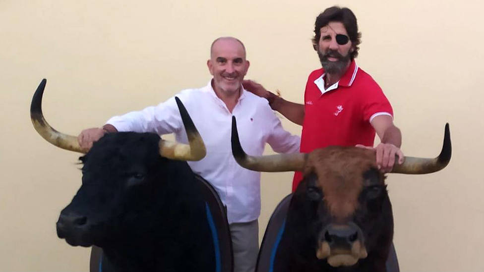 Iñaki González y Juan José Padilla posando con las cabezas de los toros de Jandilla