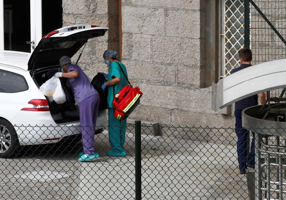 Miembros del Servicio Gallego de Salud abandonan las instalaciones del hotel de A Coruña