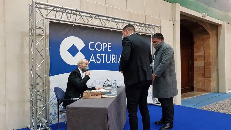 Curro Cañete firma un ejemplar de su libro en Oviedo (COPE)