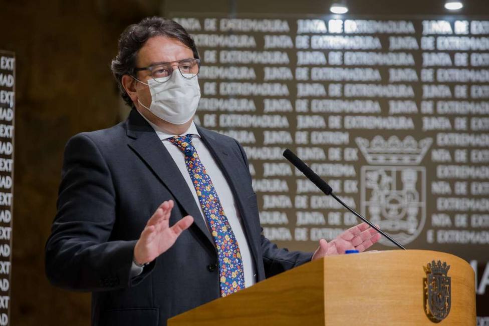 El vicepresidente de Extremadura y consejero de Sanidad José María Vergeles en rueda de prensa