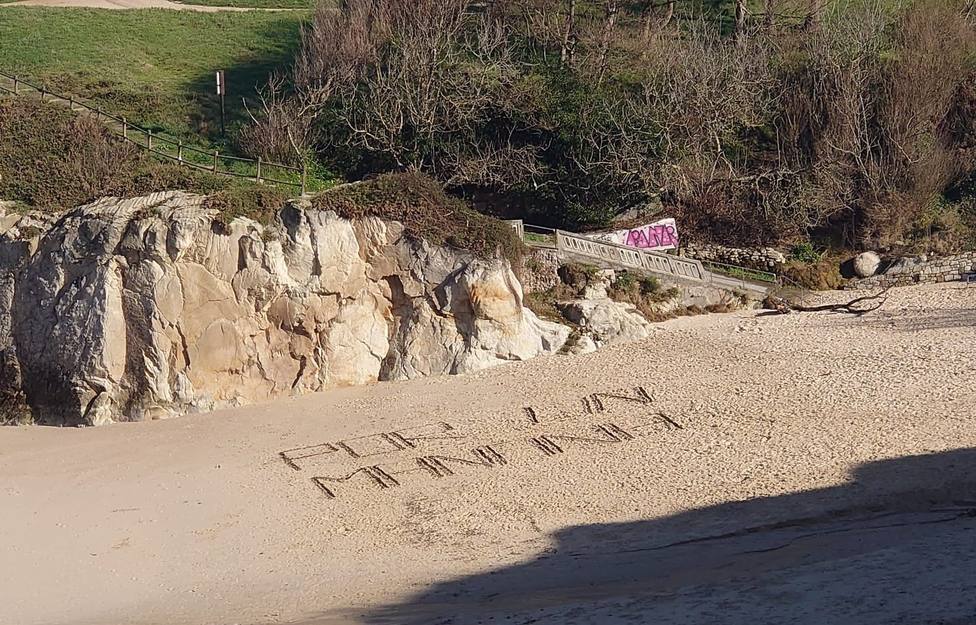 Mensaje de los alumnos del CIFP Ánxel Casal en la playa de As Lapas