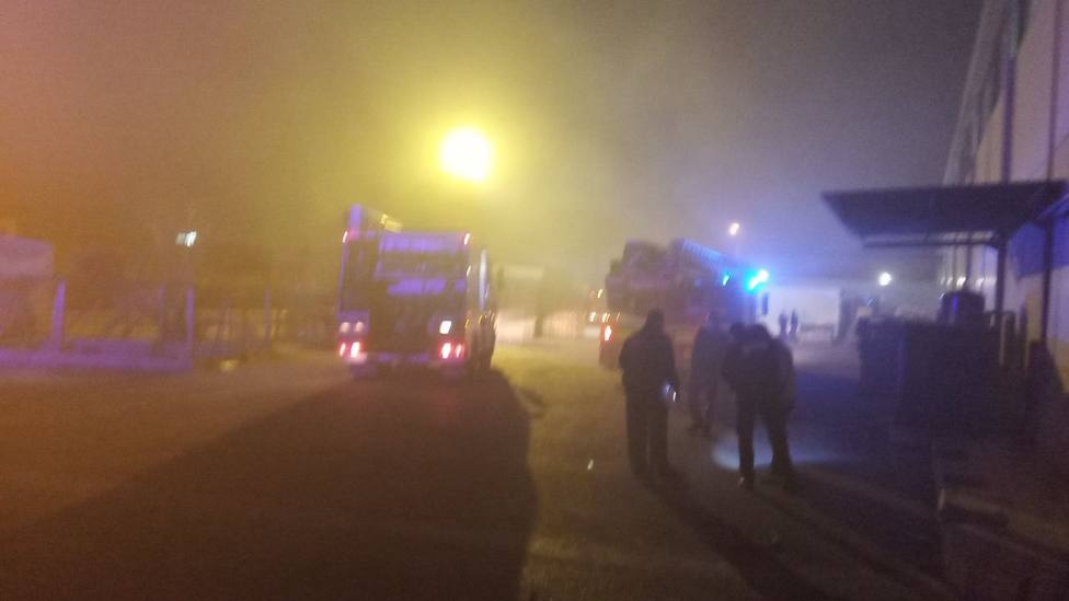 Incendio en una empresa de caucho en el polígono del Llano del Espartal en Alicante