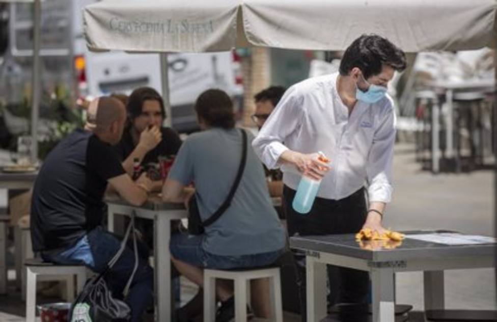 Málaga capital pasa a nivel 2 y podrá abrir comercios y restaurantes hasta las 21:30