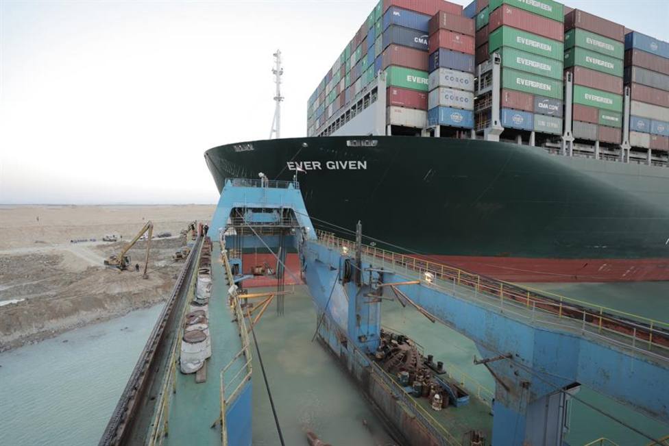 Consiguen liberar el buque Ever Given que bloqueaba el Canal de Suez