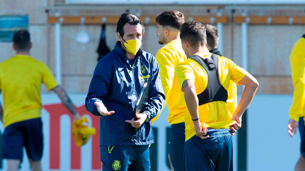 El entrenador del Villarreal, Unai Emery, con mascarilla durante un entrenamiento. EFE