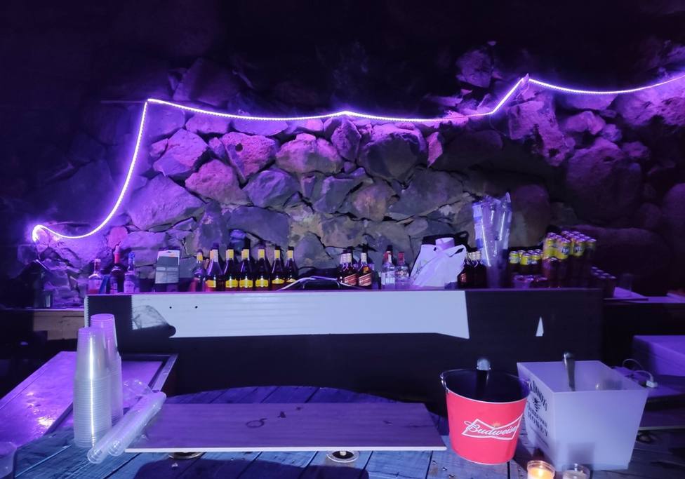 Barra con bebidas alcohólicas en la fiesta desmantelada por la Guardia Civil y la Policía Local