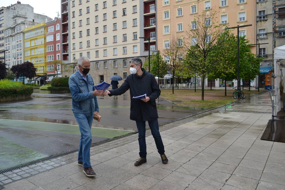 El portavoz del BNG de Ferrol, Iván Rivas, repartiendo panfletos en la Plaza de España. FOTO: BNG Ferrol