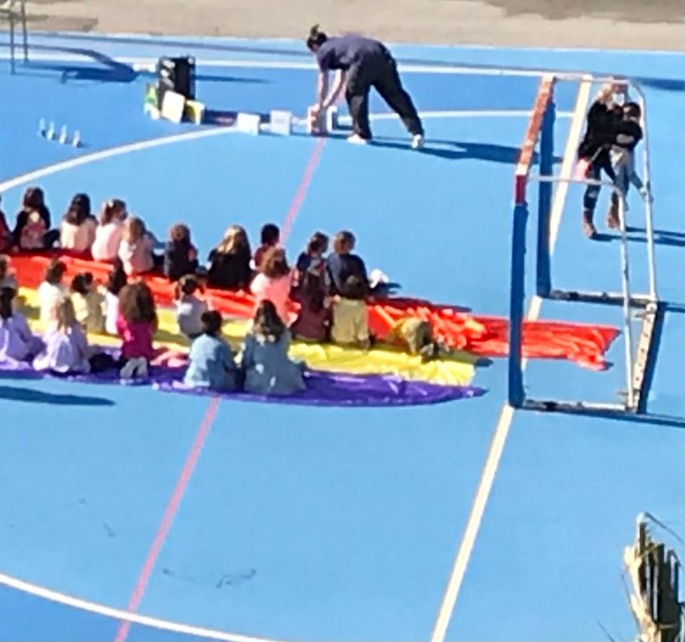 Un colegio de Alicante sienta a los niños sobre una bandera republicana para un cuenta cuentos