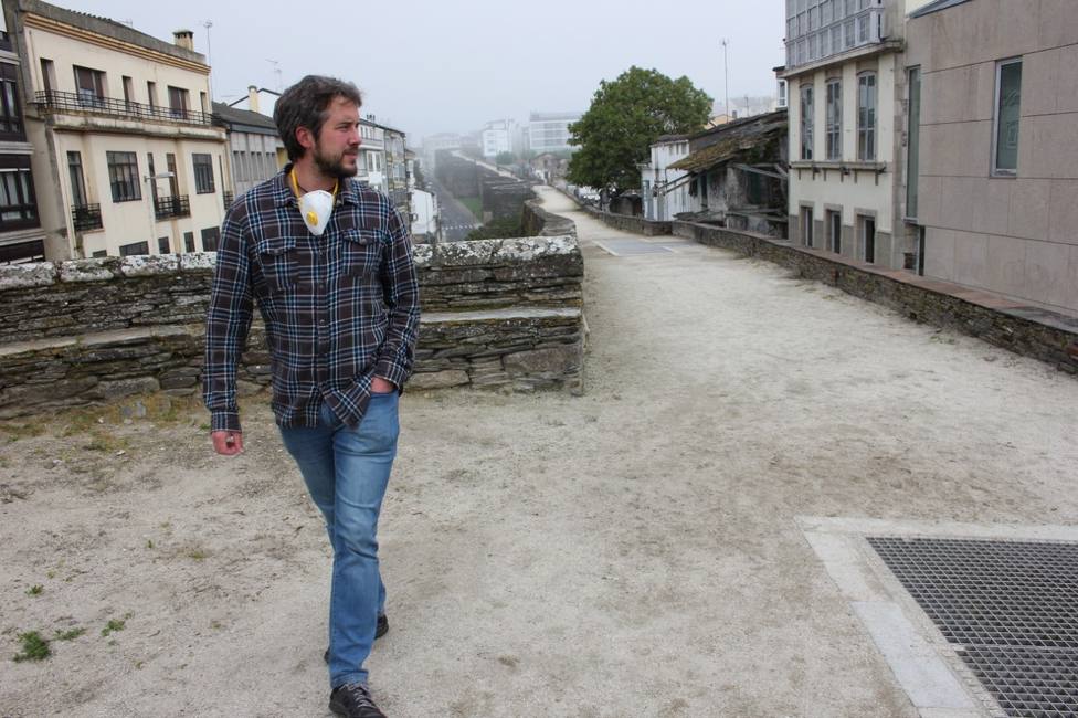 Rubén Arroxo pasea por el adarve de la Muralla de Lugo