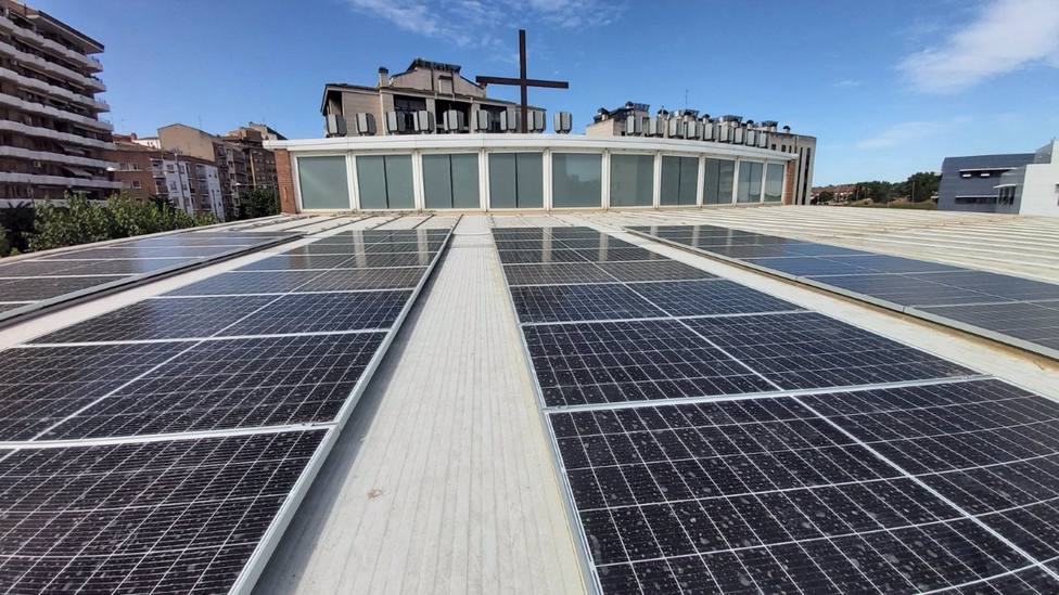 Una parroquia de Lleida instala paneles solares que darán energía a familias del barrio