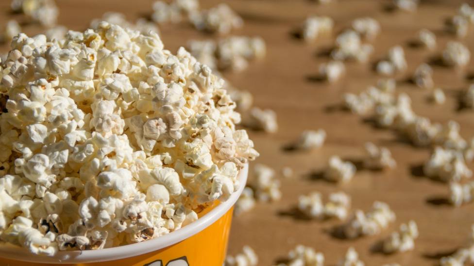 ¿Por qué comemos palomitas en el cine? La inédita historia de esta tradición siempre que vemos una película