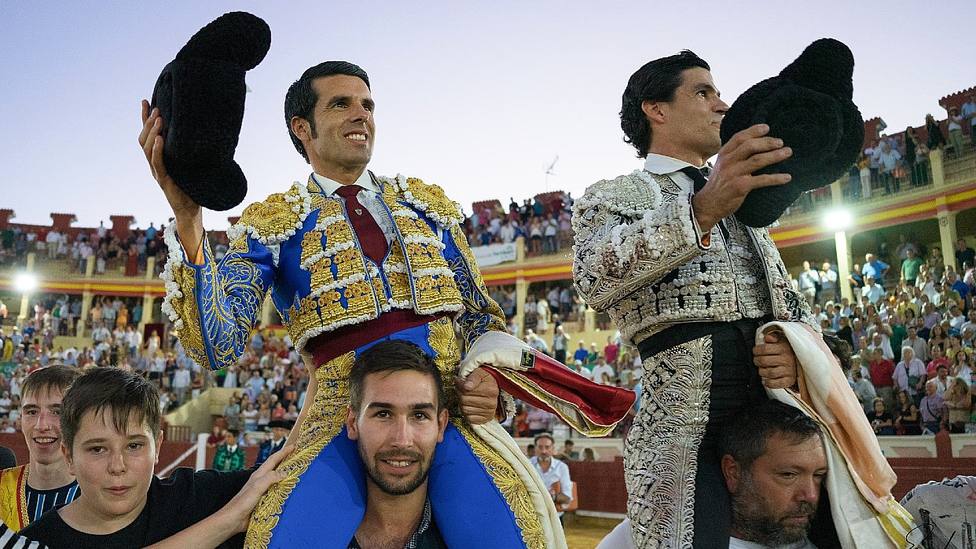 Emilio de Justo en su salida a hombros este lunes en Cuenca