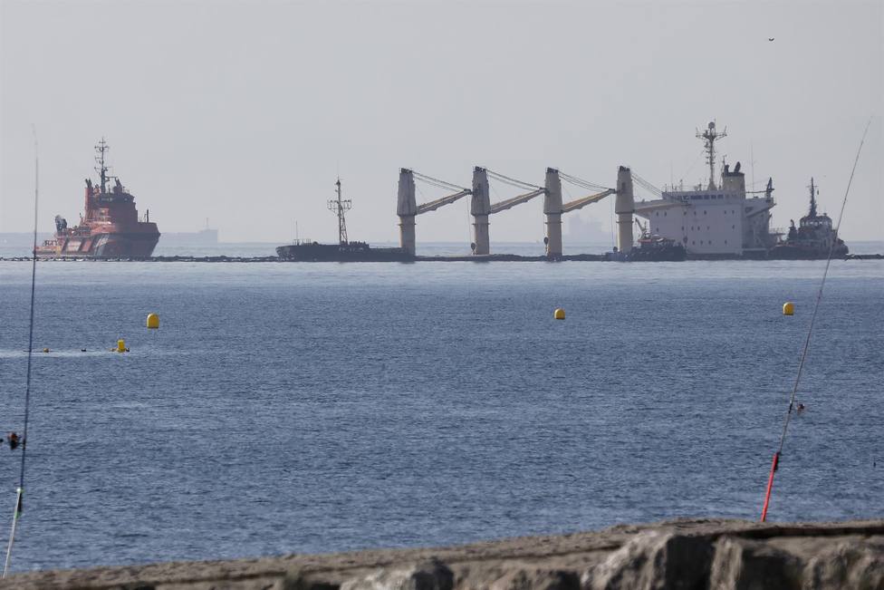 Gibraltar suspende la pesca y el baño por el vertido de fueloil del barco varado en el Estrecho