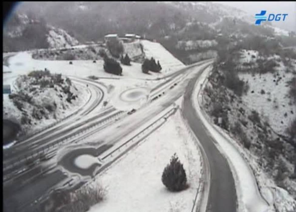 La autovía A6 con nieve en la Montaña de Lugo