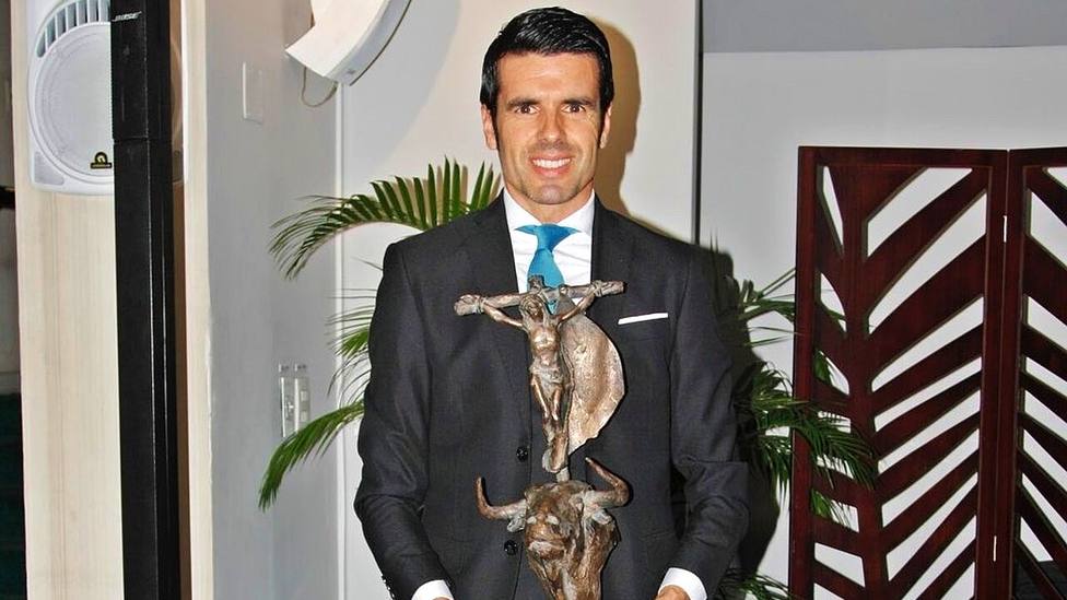 Emilio de Justo con el Trofeo Señor de los Cristales de Cali (Colombia)