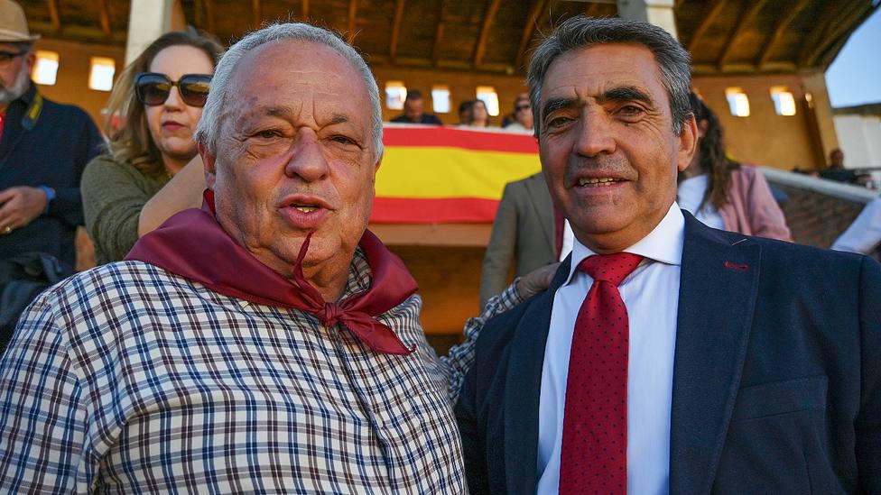 Gonzalo Santonja junto a Victorino Martín este pasado sábado en la plaza leonesa de Sahagún