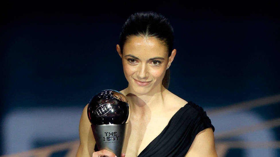 Aitana Bonmatí, con el trofeo de mejor jugadora en los premios The Best 2023 de la FIFA. EFE