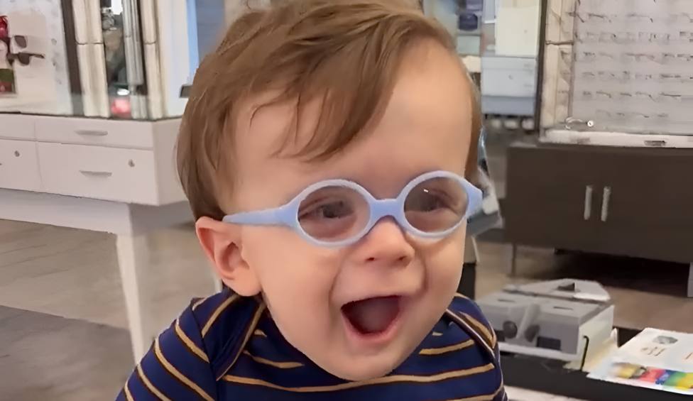 El emocionante video viral de un bebé con problemas de vista que ve a su mamá por primera vez
