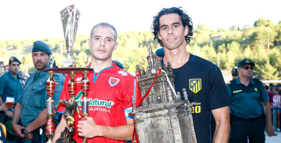 Tiago posa con el trofeo de campeón acompañado del capitán del Numancia (FOTO - @Atleti)